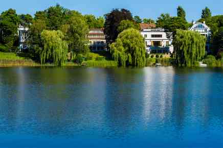 Immobilien entlang eines Flusses