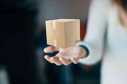 Hand mit kleinem Paket