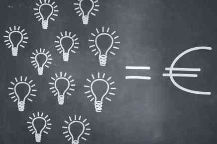 Kreide gezeichnete Glühbirnen und Eurosymbol