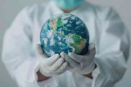 Arzt hält Weltkugel