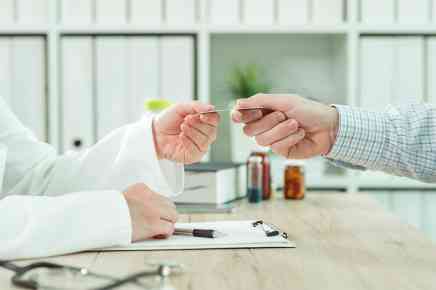 Arzt nimmt die E-Card an